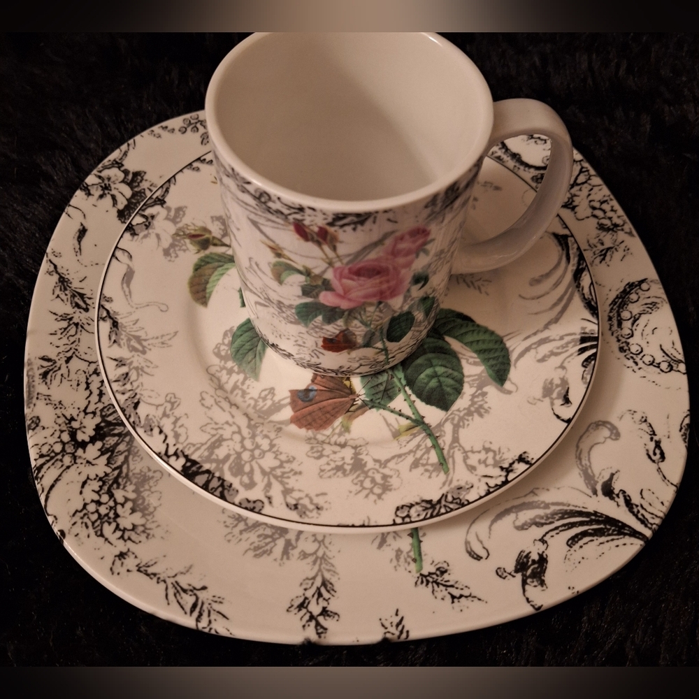 SAVINIO ONE PLACE ROSE, BLACK, AND WHITE TABLE SETTING. NWOT